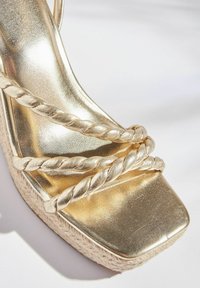 Next FOREVER COMFORT® SQUARE TOE ROPE WEDGES - Telitalpú szandálok - gold