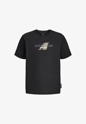 Czarny bawełniany t-shirt z graficznym logo, w połączeniu z czarnymi spodniami cargo z bocznymi kieszeniami, noszony z czarnymi sneakersami.