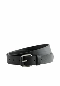 Cinturón de cuero negro con una textura suave, una hebilla de metal plateado y agujeros equidistantes para el ajuste. Diseñado para ser minimalista y funcional.