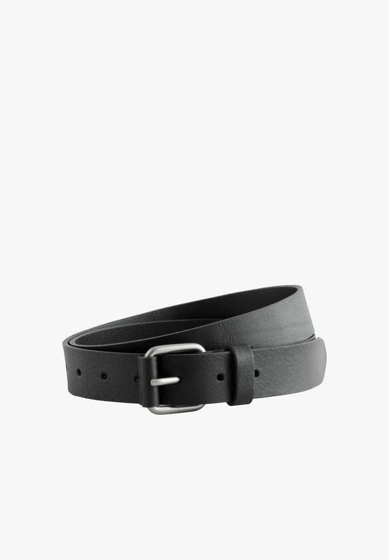 Cinturón de cuero negro con una textura suave, una hebilla de metal plateado y agujeros equidistantes para el ajuste. Diseñado para ser minimalista y funcional.