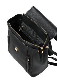 Musta teksturoidusta nahasta valmistettu reppu, jossa on kullanväriset metalliosat, vetoketjusuljenta ja useita osastoja. Sisätiloissa on kuvioitu vuori ja lisätaskuja.