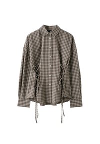 Chemise à carreaux marron à manches longues, boutonnée avec col, avec des détails lacés des deux côtés et des poignets allongés.