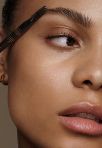 Code8 ARCH REALIST BROW DEFINING PENCIL brązowy