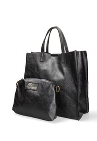 Zwarte leren totebag met een gladde textuur en smalle handvaten. Inclusief een kleinere ritspouch met een zichtbaar label en gouden hardwareaccenten.