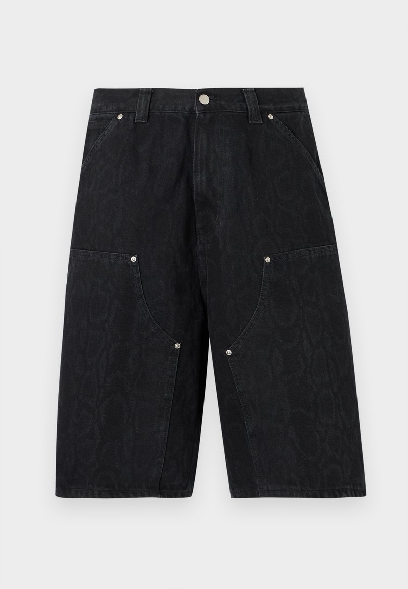 Schwarze Denim-Shorts mit Fronttaschen, silbernen Nieten und Gürtelschlaufen, mit einem subtil strukturierten Muster.