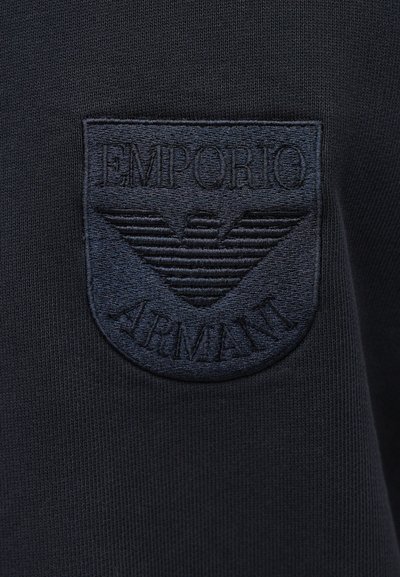 Σκούρο ναυτικό ύφασμα με κεντημένο λογότυπο Emporio Armani που διαθέτει έναν αετό και κείμενο σε αντιστοίχου χρώματος νήμα.