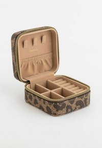 Korutapaus, jossa on ruskea ja musta leopardikuosi, kultainen vetoketju, pehmeä beige sisustus ja useita osastoja järjestämiseen.
