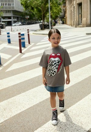 Next, REGULAR FIT - ROLLING STONES OVERSIZED T-SHIRT - T-Shirt print - charcoal grey