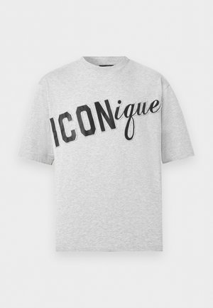 Lysegrå kortærmet t-shirt med sort tekst "ICONique" på skrå over fronten, der kombinerer fede og kursiv skrifttyper.