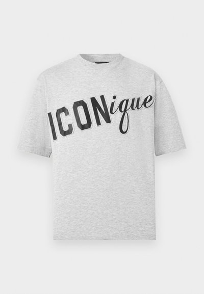 Ανοιχτό γκρι κοντομάνικο t-shirt με μαύρο κείμενο "ICONique" λοξά στη μέση, συνδυάζοντας έντονα και καλλιγραφικά γράμματα.