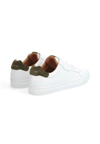 Weiße Ledersneaker mit einem strukturierten grünen Wildleder-Heel-Akzent und einem hellbraunen Innenfutter. Gummisohle mit einem flachen Design.