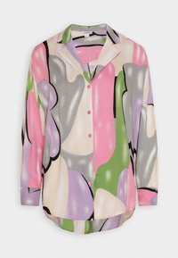 Chemise à manches longues présentant un motif abstrait rose, vert, violet et gris, avec un col et des boutons roses sur le devant. Texture de tissu douce.