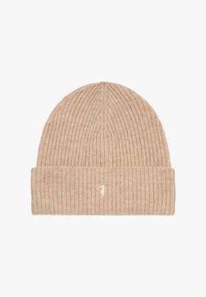 Gorro de punto en beige claro con textura acanalada y puño doblado, con un pequeño logo bordado en un color contrastante.