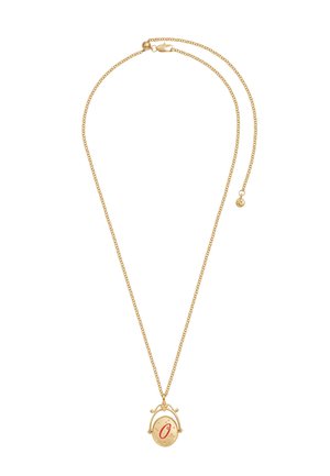 Zlata verižica z ovalnim obeskom v obliki medaljona, na katerem je rdeče črko "O" obkrožajo majhne okrasne zvezdice.
