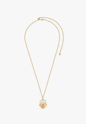 Auksinė grandinėlė su ovaliu medalionu, puoštame raudonu raide „O“ ir mažomis dekoratyvinėmis žvaigždutėmis aplink.