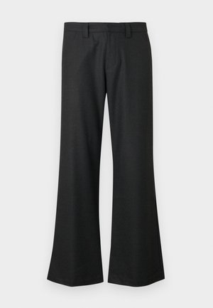 Μαύρο καμπανέ παντελόνι με απαλό ύφασμα, ζώνη μέσης με θηλιές για ζώνη και κλασικό σχέδιο. Εμπρόσθιο μέρος επίπεδο χωρίς ορατές τσέπες.