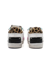 Sneaker in pelle con una base bianca, dettagli maculati sul tallone, pannelli laterali rosa e una toppa nera sul tallone. Inclusi dettagli in metallo.