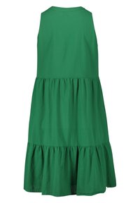 Vihreä ilman hihoja oleva puuvillamekko, jossa on röyhelöhelma. Mekko on yksinkertainen, sileän tekstuurin omaava ja siinä on polvitason A-linjainen siluetti.