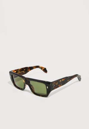 Rechteckige Sonnenbrille mit dunklen grünen Gläsern und einem schwarzen Gestell mit Schildpattmuster, auf weißem Hintergrund dargestellt.