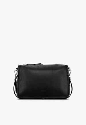 Sac bandoulière en cuir noir avec finition texturée, forme rectangulaire, fermeture zippée sur le dessus et accents métalliques argentés. Logo sur le devant.