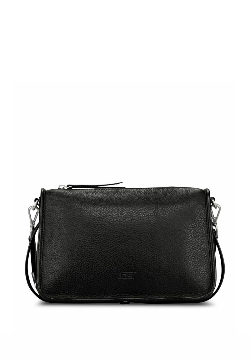 Sac bandoulière en cuir noir avec finition texturée, forme rectangulaire, fermeture zippée sur le dessus et accents métalliques argentés. Logo sur le devant.