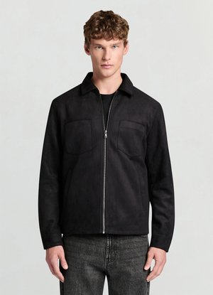 Schwarze Wildlederjacke mit Reißverschluss vorne, kurzem Kragen, zwei Brusttaschen und lockerem Schnitt. Strukturierte Oberfläche und einfarbiges Farbschema.