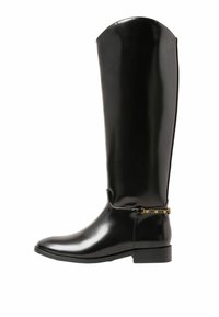 Botas de goma negras hasta la rodilla con un acabado brillante, punta redondeada, tacón bajo y detalle de cadena dorada en el tobillo.