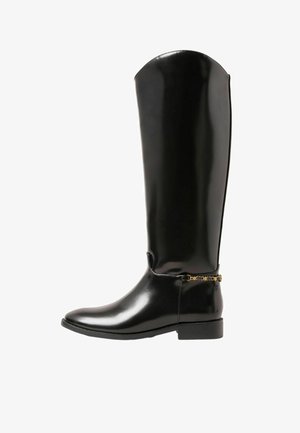 Knee-high musta kummitussussid läikiva viimistlusega, ümar nina, väike konts ja kuldne kett detail pahkluu juures.