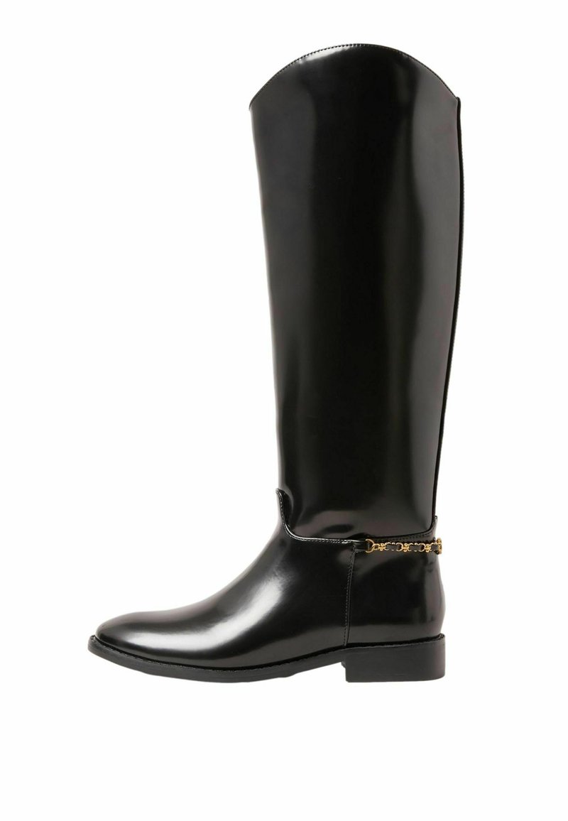Botas de goma negras hasta la rodilla con un acabado brillante, punta redondeada, tacón bajo y detalle de cadena dorada en el tobillo.