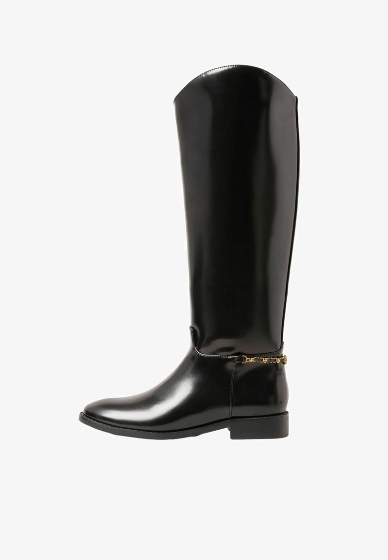 Botas de goma negras hasta la rodilla con un acabado brillante, punta redondeada, tacón bajo y detalle de cadena dorada en el tobillo.