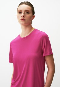 Jimmy Key STRAIGHT FIT CREW NECK SHORT SLEEVED - T-shirt basic - fuchsia