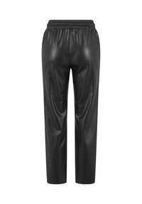 Černé kalhoty z umělé kůže s elastickým pasem, volný střih a hladká textura. Délka do kotníků s jemným drapováním po stranách.