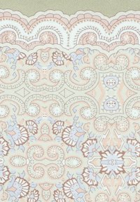 Tkany materiał o skomplikowanym wzorze kwiatowym. Kolory obejmują delikatne pastele różu, niebieskiego i kremowego, z teksturowanym, plecionym wyglądem.