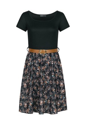 Robe noire côtelée avec un décolleté en cœur, des manches courtes, une jupe florale aux tonalités sombres, et une ceinture marron avec une boucle circulaire à la taille.