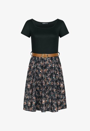 Čierne rebrované šaty so širokým výstrihom, krátkymi rukávmi, kvetinovou sukňou v tmavých odtieňoch a hnedým opaskom s kruhovou prackou v páse.