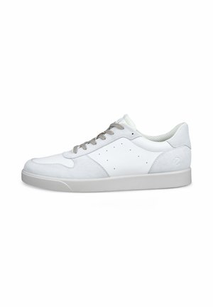 Weißer Sneaker in niedriger Ausführung mit grauen Schnürsenkeln, Wildleder- und Lederpanelen sowie perforierten Seitendetails auf einer flachen Gummisohle.