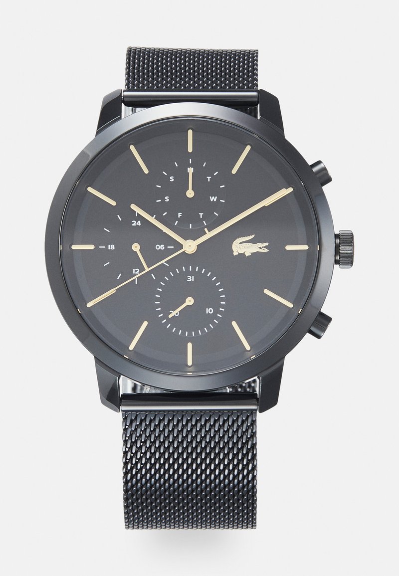 Orologio in acciaio inox nero con cinturino a maglia, presenta un quadrante scuro, indici delle ore dorati, sottoclassi e un logo a forma di coccodrillo nella posizione delle 4.