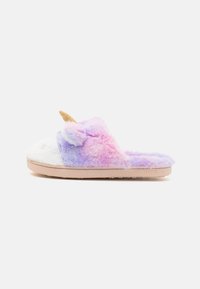 Zapatillas de casa con temática de unicornio, de suave piel sintética multicolor en rosa, morado y blanco, con un cuerno dorado y una suela de color claro.