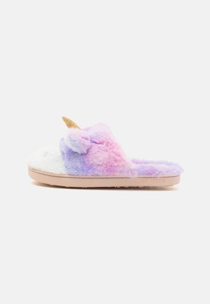 Zapatillas de casa con temática de unicornio, de suave piel sintética multicolor en rosa, morado y blanco, con un cuerno dorado y una suela de color claro.