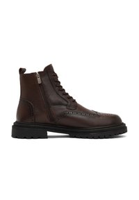 Bottines en cuir marron avec une finition texturée, fermeture à lacets à l'avant, zip sur le côté, détails brogue, et une semelle en caoutchouc noir robuste.