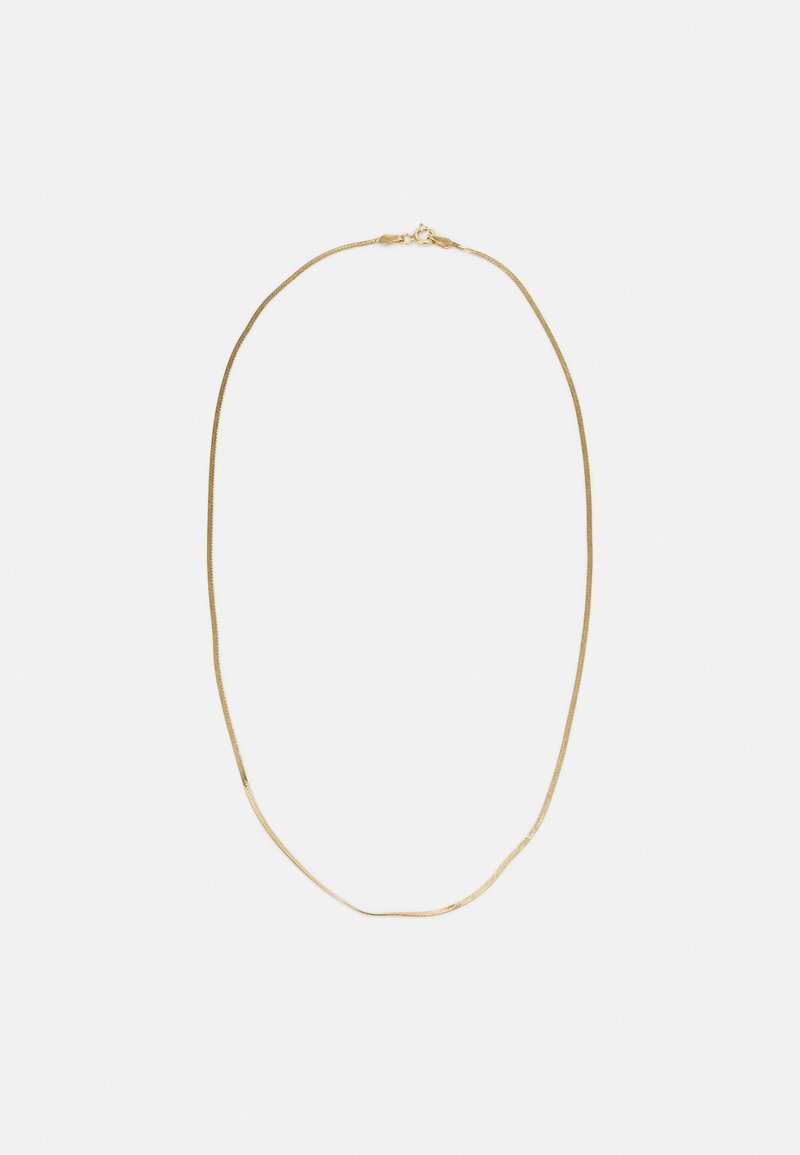 Guldhalskæde med et tyndt, rundt kædedesign. Har en glat tekstur og en simpel låseanordning bagpå.