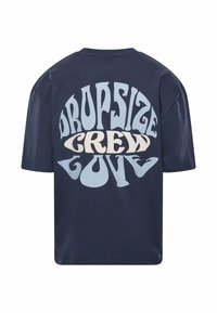 Marineblå bomuld t-shirt med stort, stiliseret grafisk tekst på ryggen i lys blå og cremefarve, rundede former og afslappet pasform.