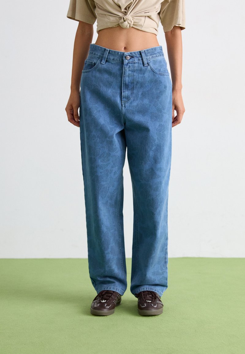 Lichtblauwe hoge taille jeans met een ontspannen pasvorm, voorzien van een knoopsluiting en zakken, gemaakt van denim stof met een subtiel patroon.
