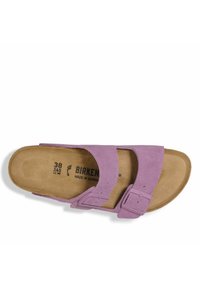 Paarse suède Birkenstock-sandaal met twee verstelbare gespsluitingen en een gevormd kurken voetbed, maat 38, gemaakt in Duitsland.