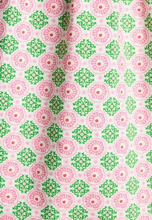 Material din bumbac cu un model repetat de flori roz și motive florale verzi pe un fundal alb. Textură moale cu culori vibrante.