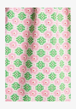 Material din bumbac cu un model repetat de flori roz și motive florale verzi pe un fundal alb. Textură moale cu culori vibrante.