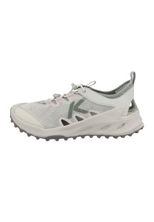 Zapatilla deportiva exterior de color gris claro con parte superior de malla, cordones elásticos, suela acolchada y lengüeta trasera abierta para un fácil calce.