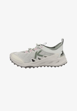 Hellgrauer Outdoor-Sneaker mit Mesh-Obermaterial, elastischen Schnürsenkeln, gepolsterter Sohle und offener Fersenlasche für einfaches Hineinschlüpfen.