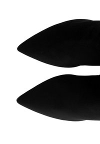 Zwarte suède flats met spitse neuzen en een gladde textuur, met een slank ontwerp. De schoenen benadrukken een scherpe silhouet en een minimalistische stijl.