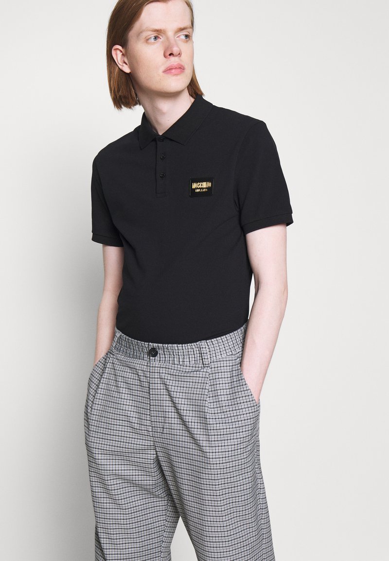 Herren Bekleidung | MOSCHINO UPPER BODY GARMENT Poloshirt black/schwarz - OI57545 Herren Bekleidung | MOSCHINO UPPER BODY GARMENT Poloshirt black/schwarz - OI57545